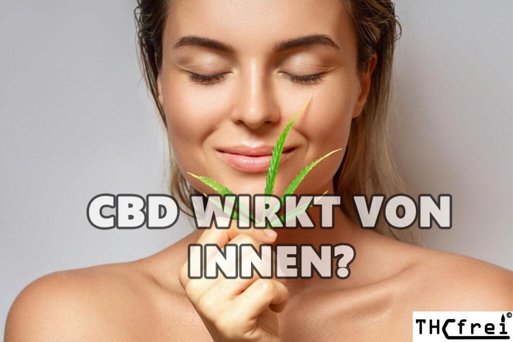 Eine junge Frau mit strahlend, gesunder Haut hält sich lächelnd ein Cannabis-Blatt vor das Gesicht CBD Bio Öl